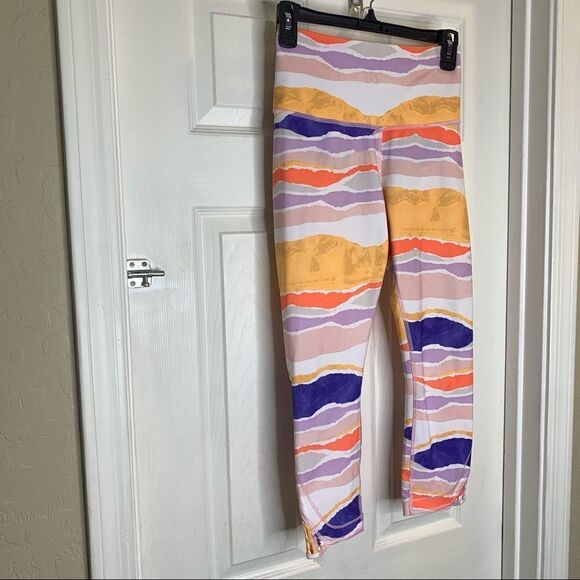 Lululemon Women's True Self Crop Bleacher Stripe White Iris Flower Size 6 - Picture 3 of 8